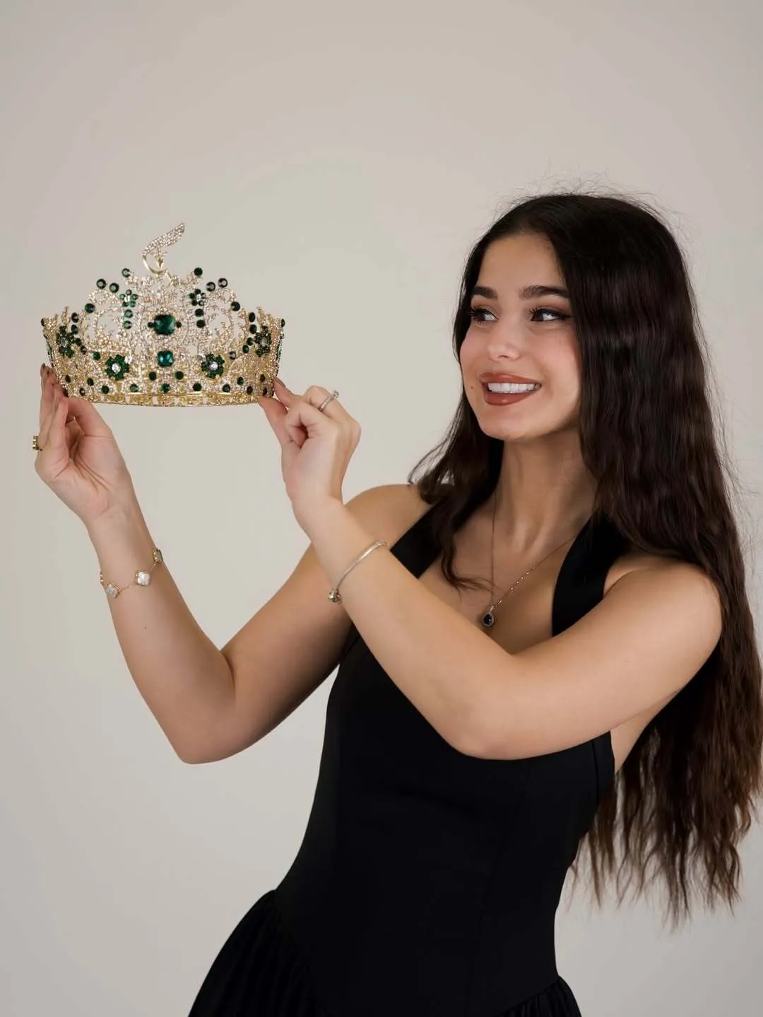 Голубка мира по-ирански: как самая красивая женщина Ирана отреагировала на войну на родине и где она пересиживает военные действия