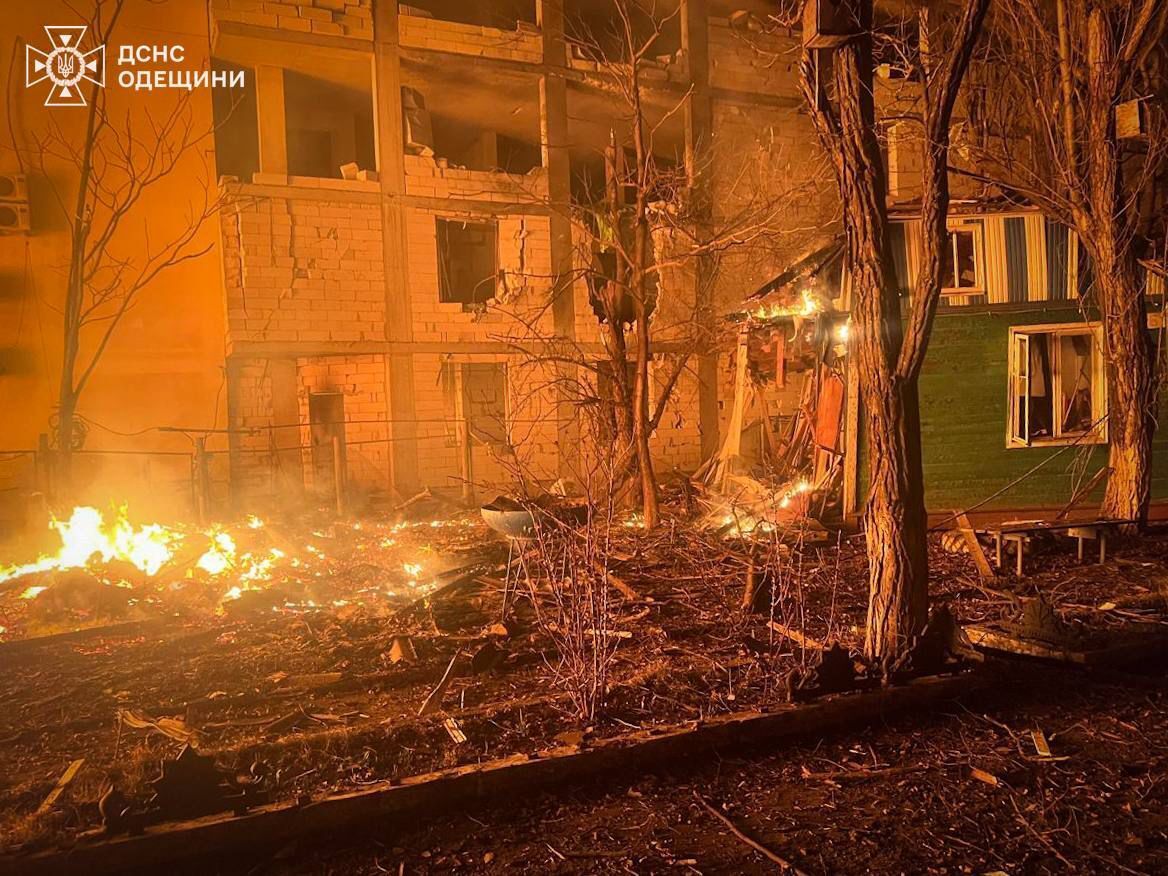 Окупанти атакували Одещину: сталась пожежа на базі відпочинку, пошкоджено цивільний транспорт. Фото