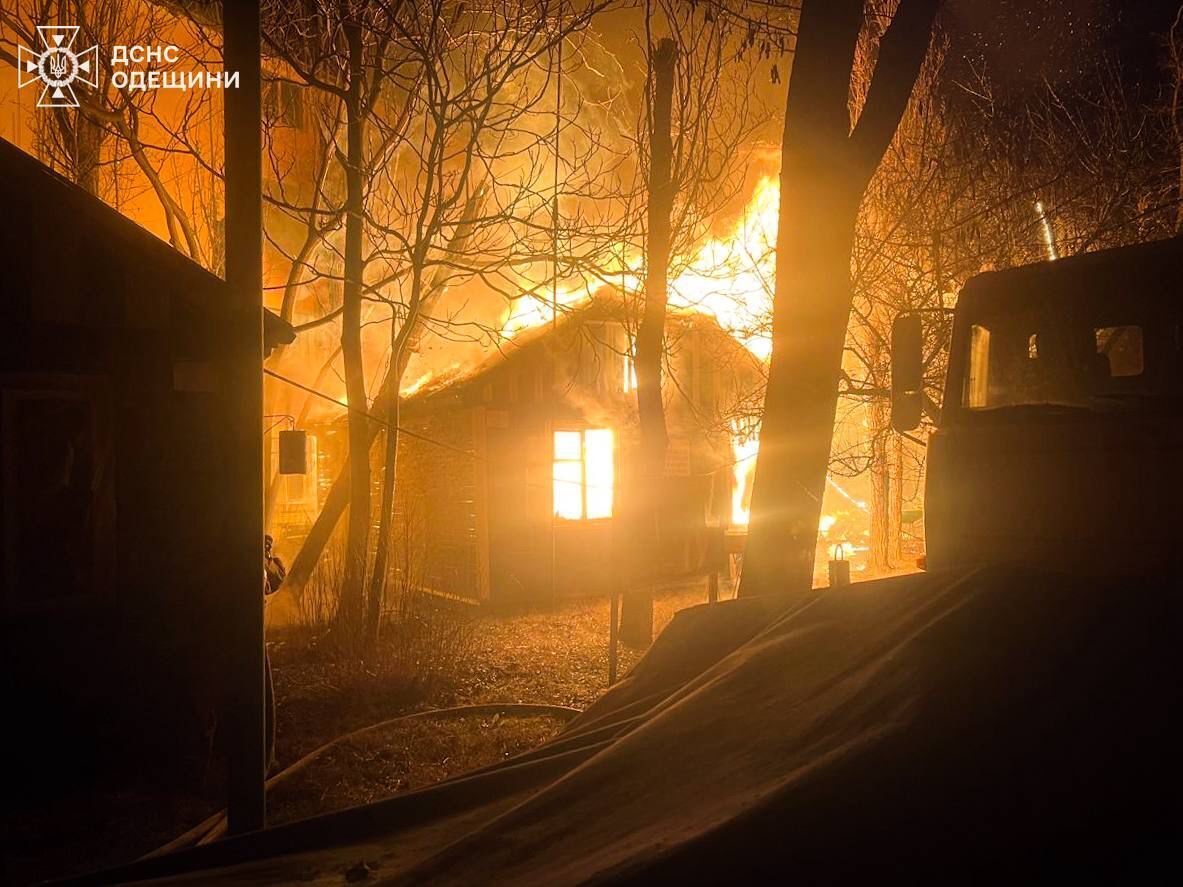 Окупанти атакували Одещину: сталась пожежа на базі відпочинку, пошкоджено цивільний транспорт. Фото