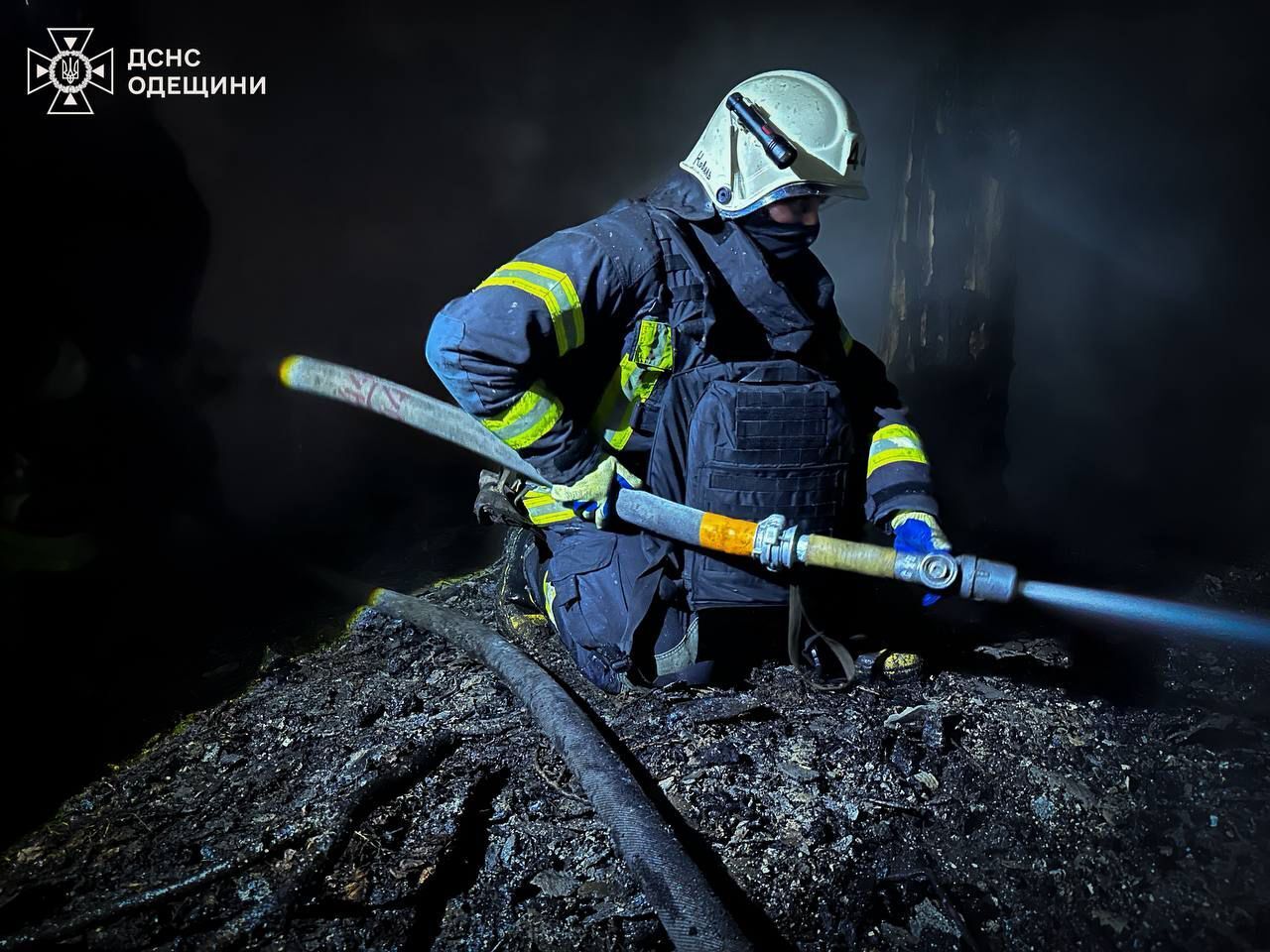 Окупанти атакували Одещину: сталась пожежа на базі відпочинку, пошкоджено цивільний транспорт. Фото