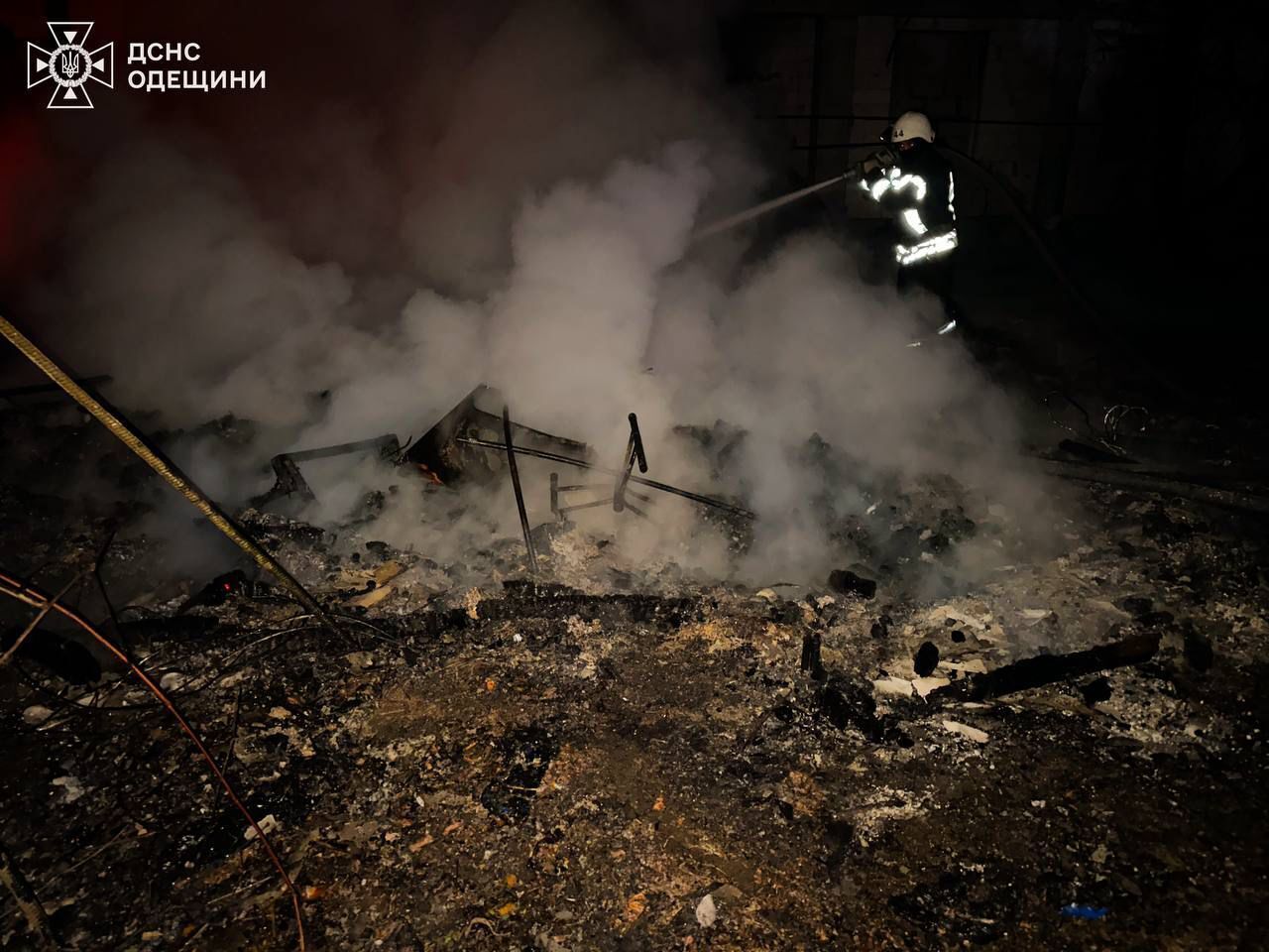 Окупанти атакували Одещину: сталась пожежа на базі відпочинку, пошкоджено цивільний транспорт. Фото