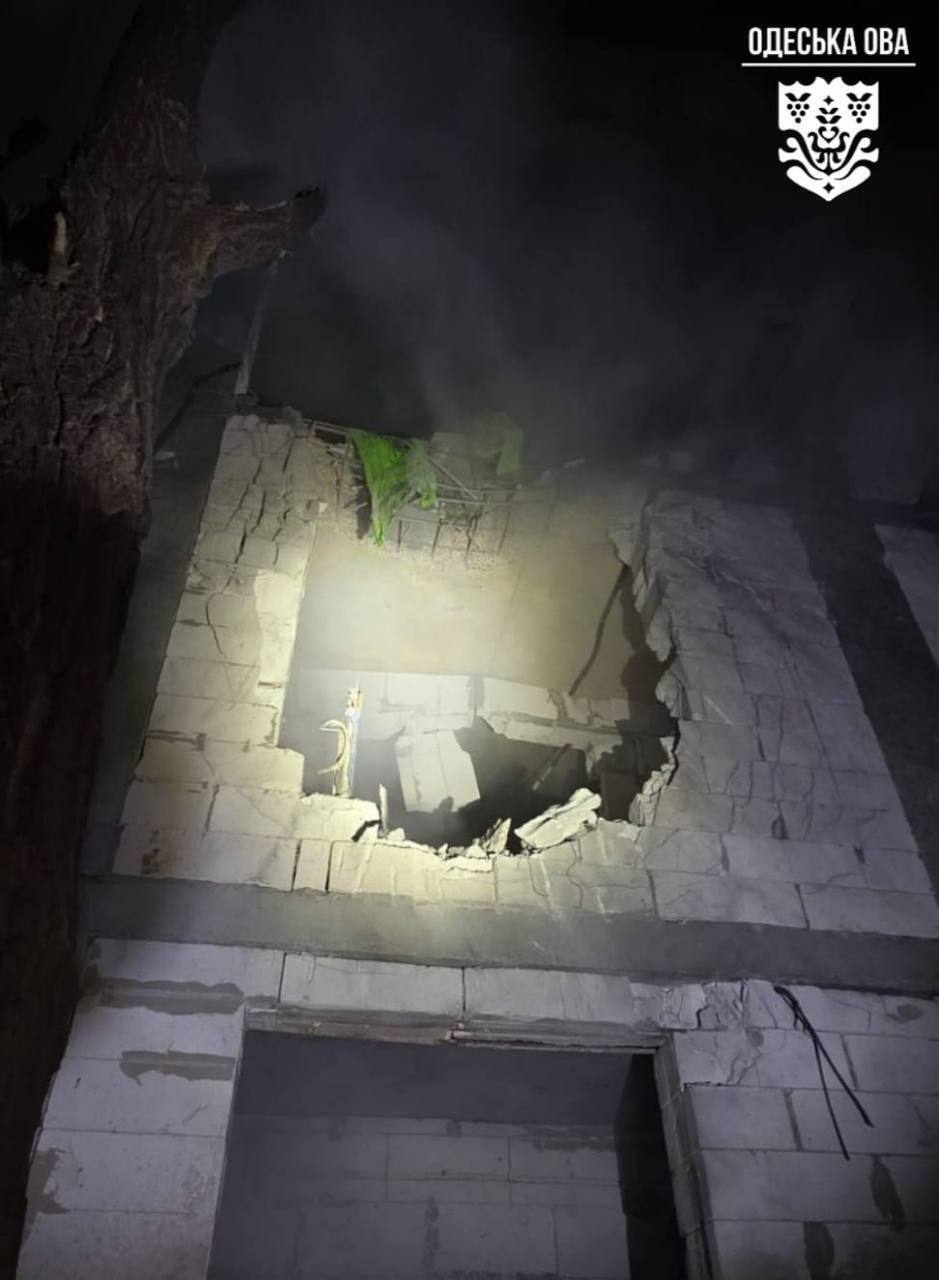 Окупанти атакували Одещину: сталась пожежа на базі відпочинку, пошкоджено цивільний транспорт. Фото