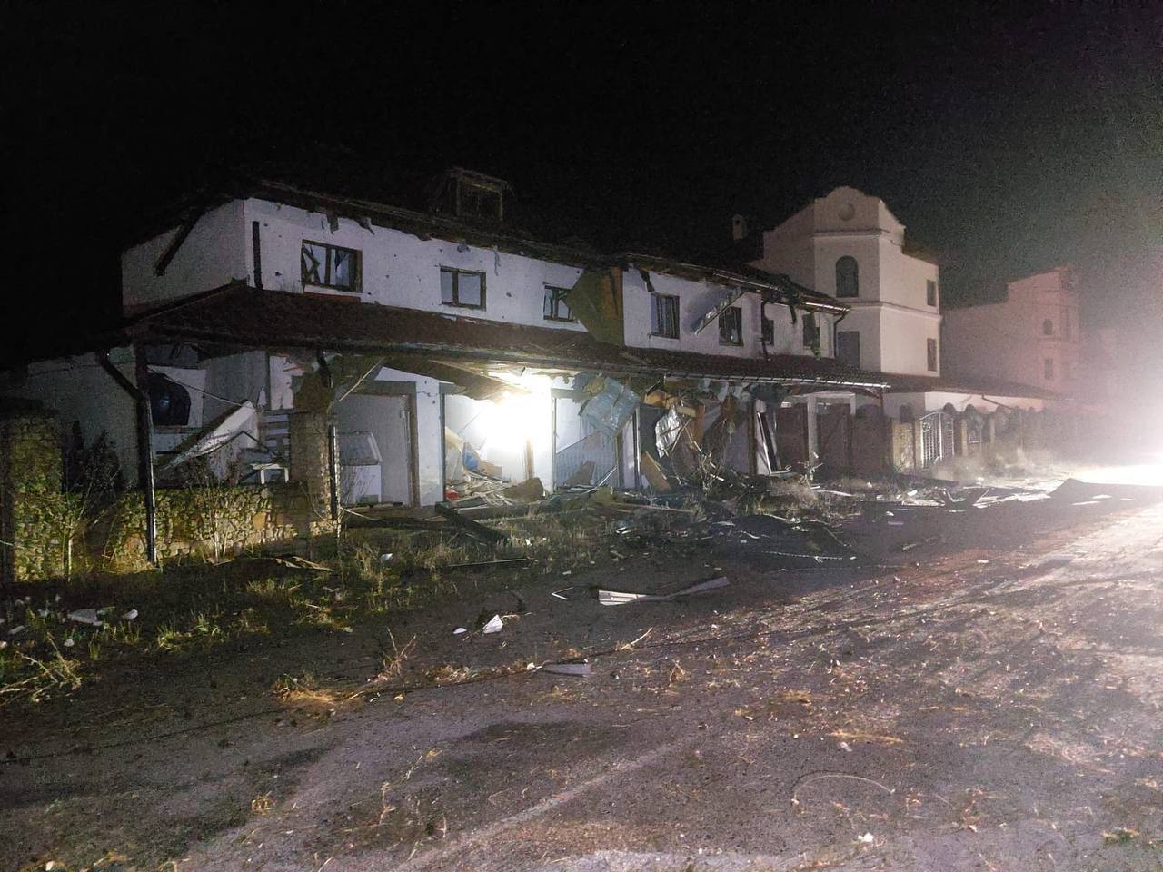 Окупанти атакували Одещину: сталась пожежа на базі відпочинку, пошкоджено цивільний транспорт. Фото