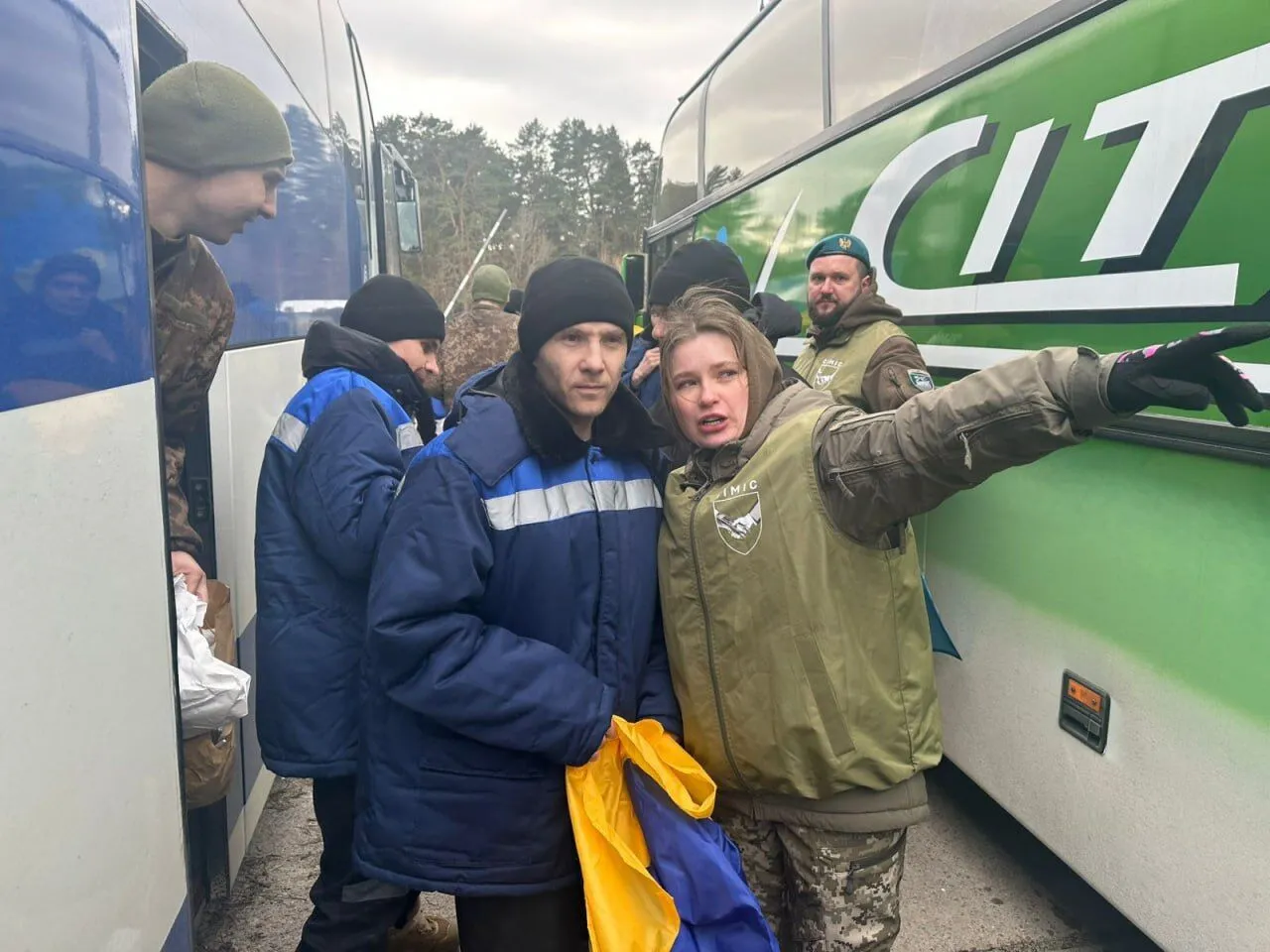 "Нікого не забуваємо": Зеленський повідомив про повернення з полону 200 українців, серед яких - захисники Маріуполя. Фото