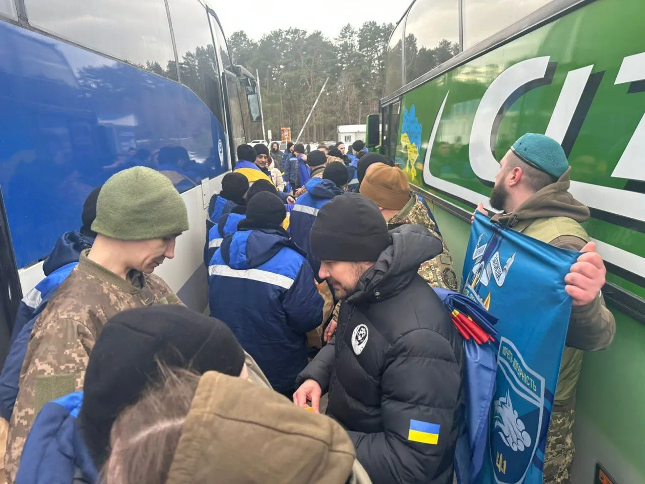 "Нікого не забуваємо": Зеленський повідомив про повернення з полону 200 українців, серед яких - захисники Маріуполя. Фото