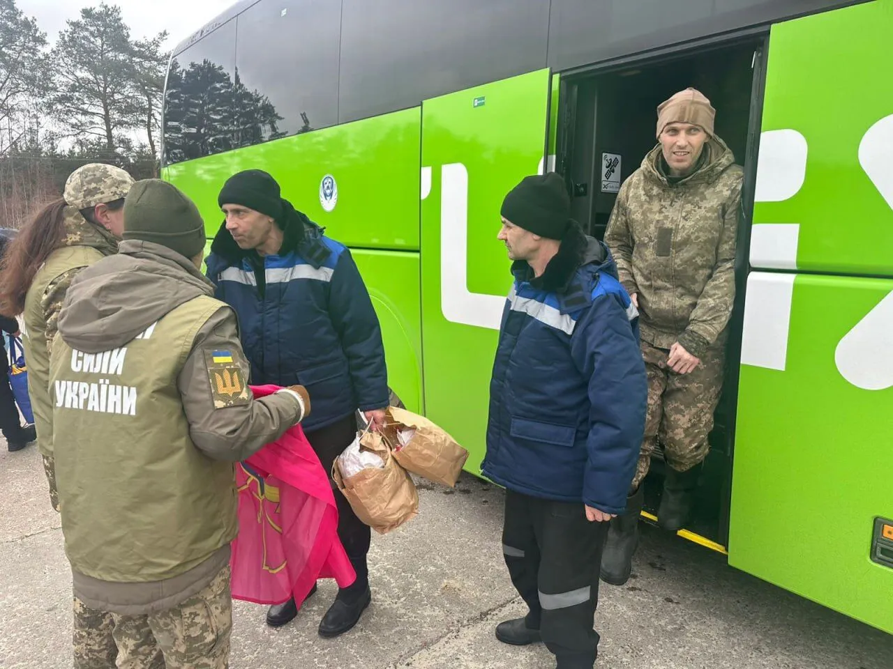"Нікого не забуваємо": Зеленський повідомив про повернення з полону 200 українців, серед яких - захисники Маріуполя. Фото