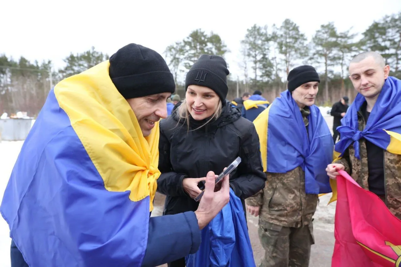 "Нікого не забуваємо": Зеленський повідомив про повернення з полону 200 українців, серед яких - захисники Маріуполя. Фото