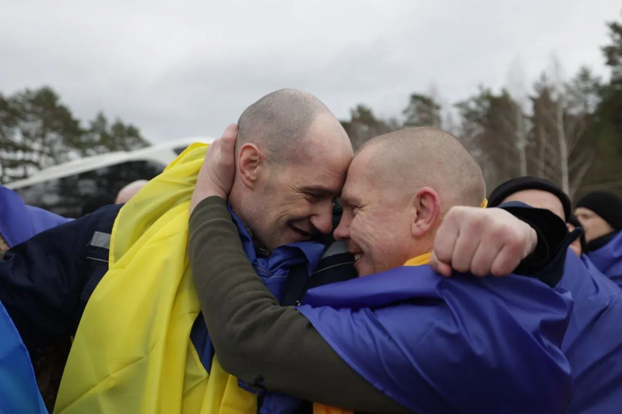 "Нікого не забуваємо": Зеленський повідомив про повернення з полону 200 українців, серед яких - захисники Маріуполя. Фото