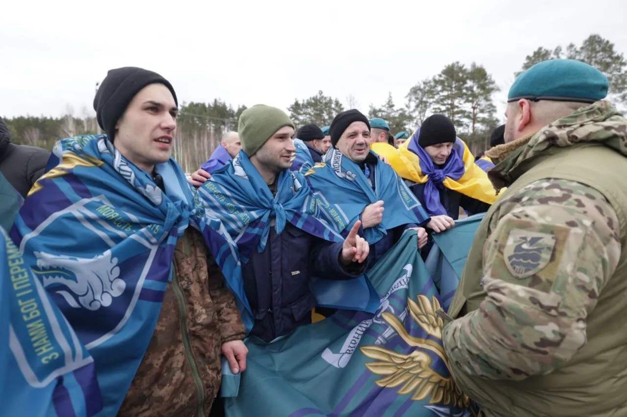 "Нікого не забуваємо": Зеленський повідомив про повернення з полону 200 українців, серед яких - захисники Маріуполя. Фото