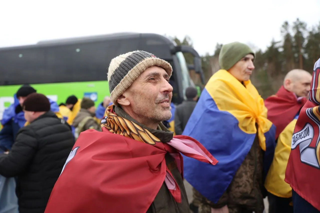 "Нікого не забуваємо": Зеленський повідомив про повернення з полону 200 українців, серед яких - захисники Маріуполя. Фото