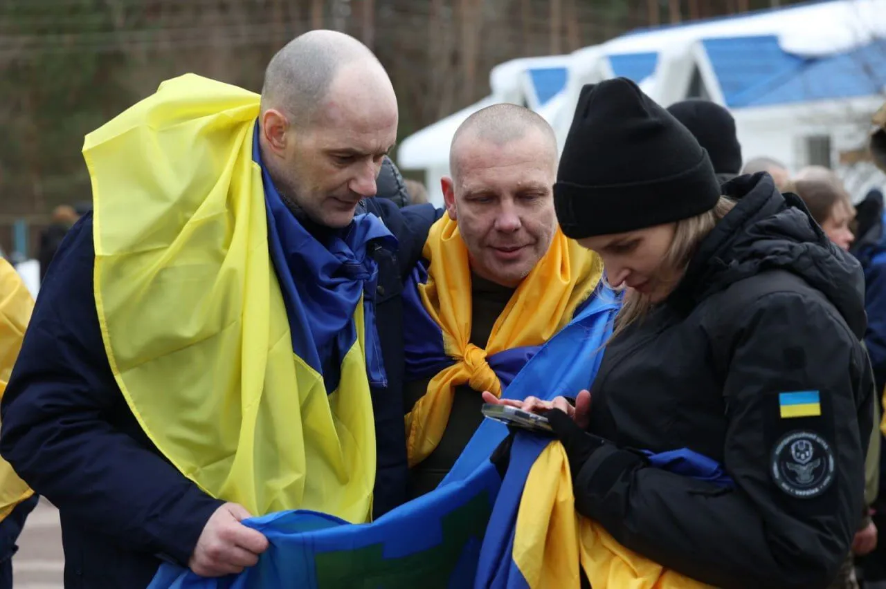"Нікого не забуваємо": Зеленський повідомив про повернення з полону 200 українців, серед яких - захисники Маріуполя. Фото