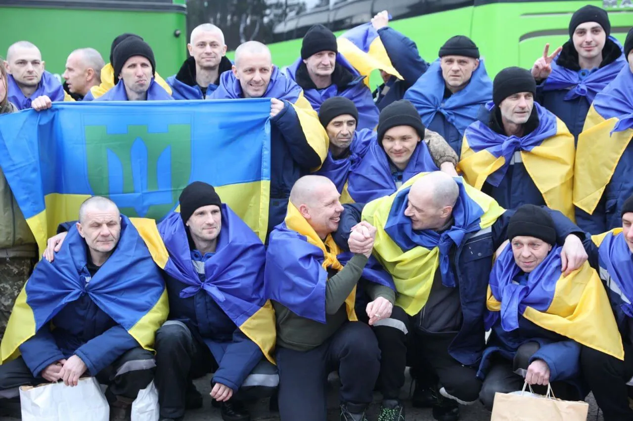 "Нікого не забуваємо": Зеленський повідомив про повернення з полону 200 українців, серед яких - захисники Маріуполя. Фото