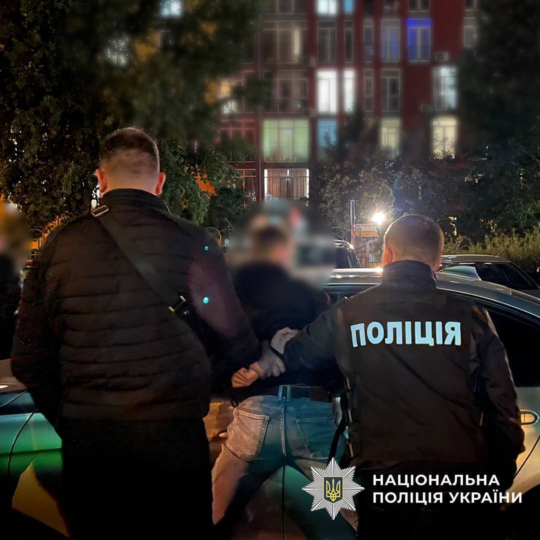 У Києві експосадовець пропонував чоловіку знятися з військового обліку за $36 тисяч. Подробиці та фото