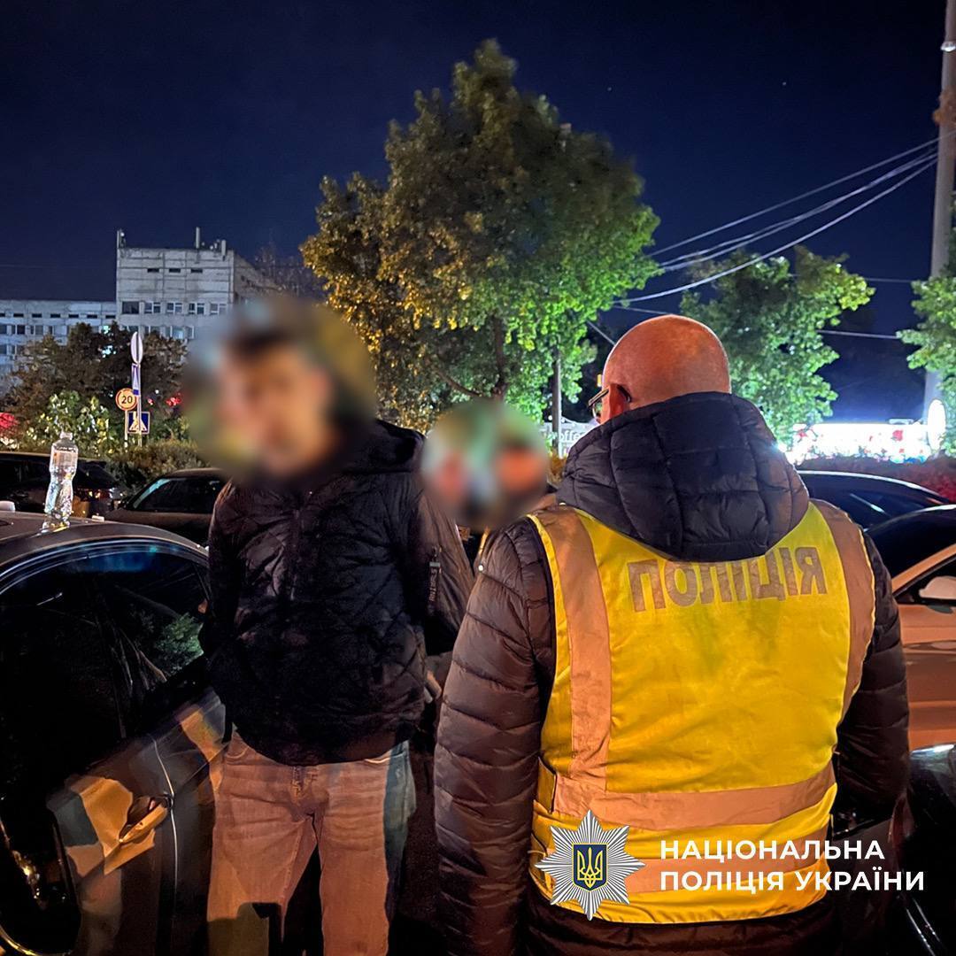 У Києві експосадовець пропонував чоловіку знятися з військового обліку за $36 тисяч. Подробиці та фото