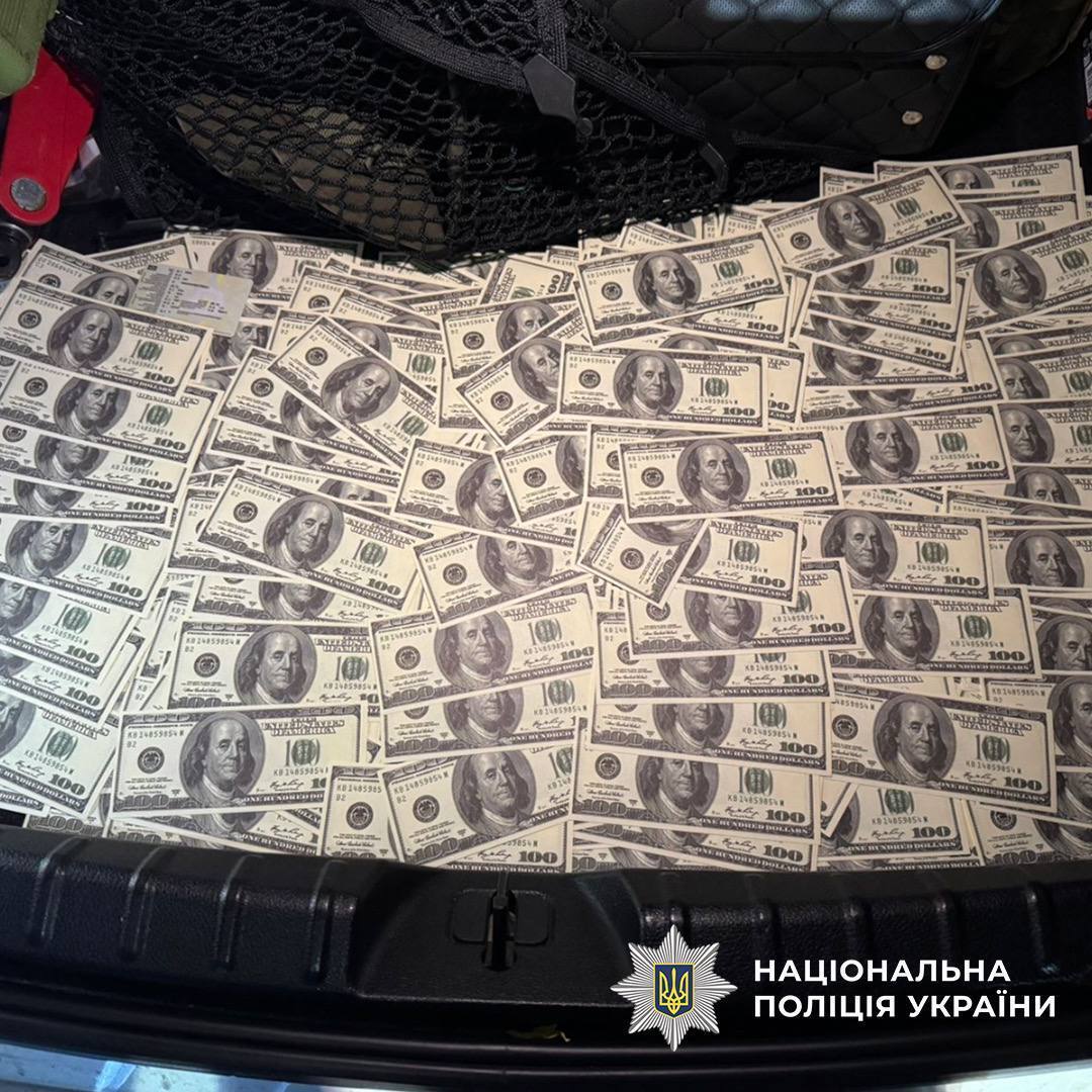 У Києві експосадовець пропонував чоловіку знятися з військового обліку за $36 тисяч. Подробиці та фото