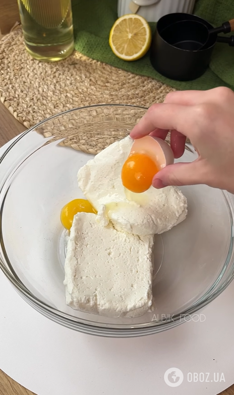 Як готувати сирники, щоб вони не розпадались і не горіли: найпростіший рецепт