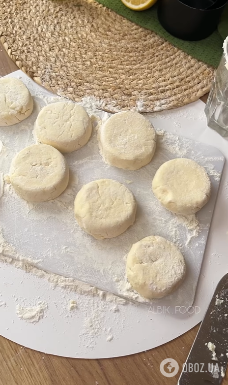 Як готувати сирники, щоб вони не розпадались і не горіли: найпростіший рецепт