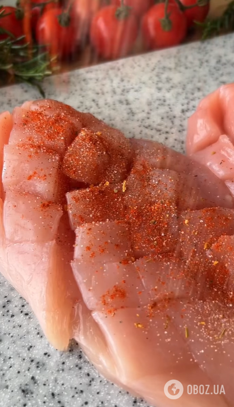 Куриное филе получится нежным и сочным: как вкусно приготовить мясо на обед