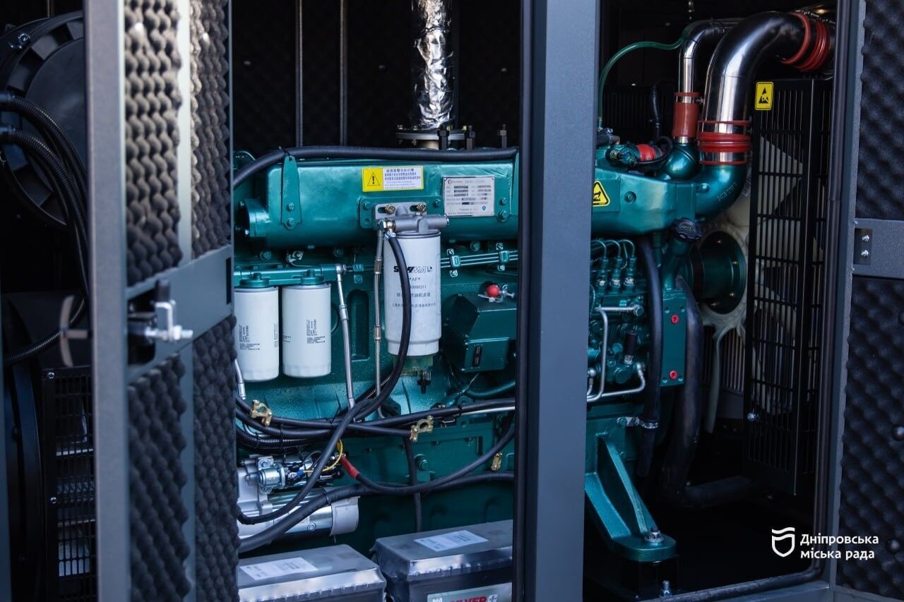 Міжнародна підтримка: Дніпру передали 7 потужних генераторів для роботи тепломереж