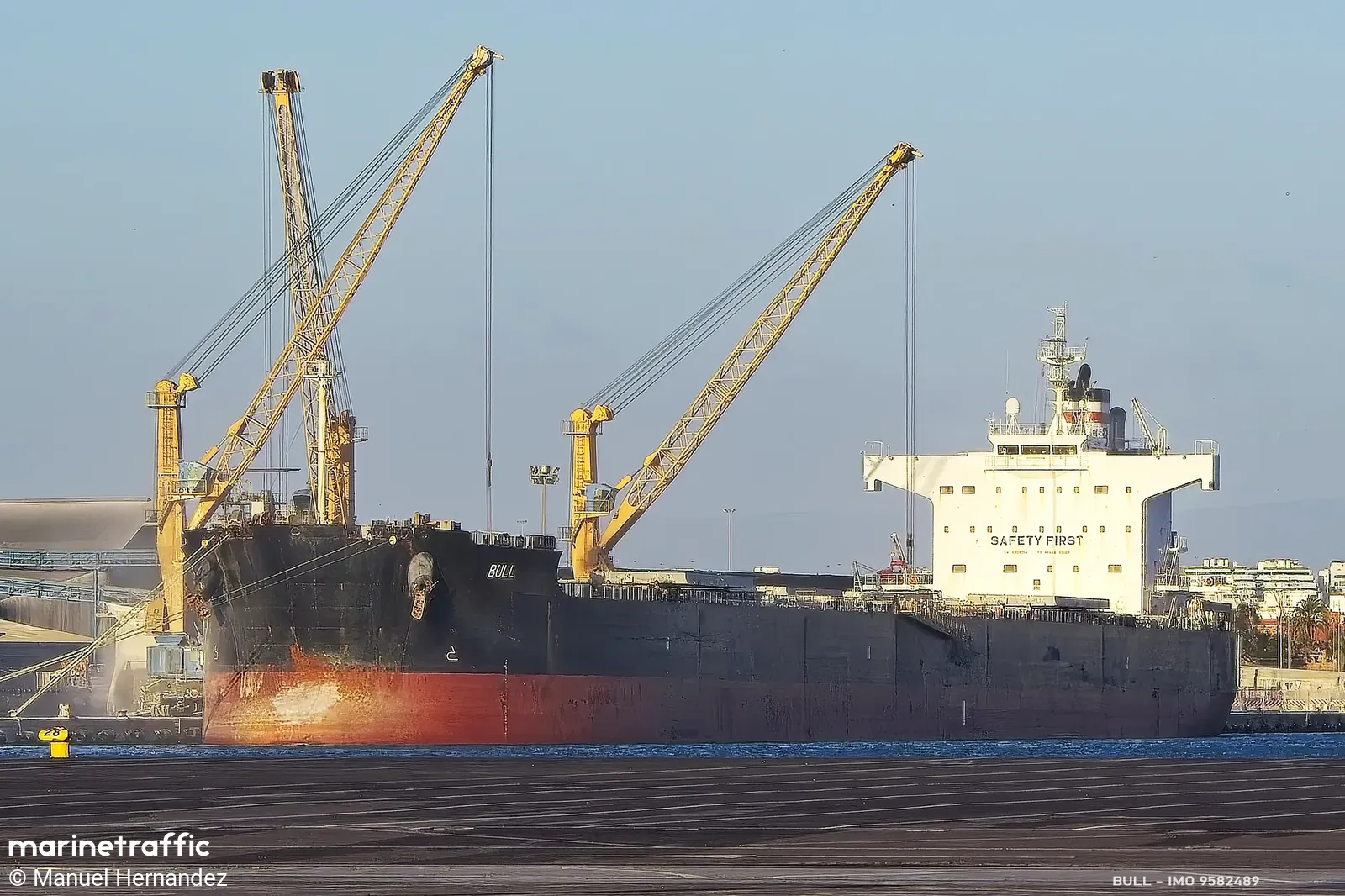 Окупанти атакували цивільне судно під час його виходу з порту Чорноморська: є постраждалі серед членів екіпажу