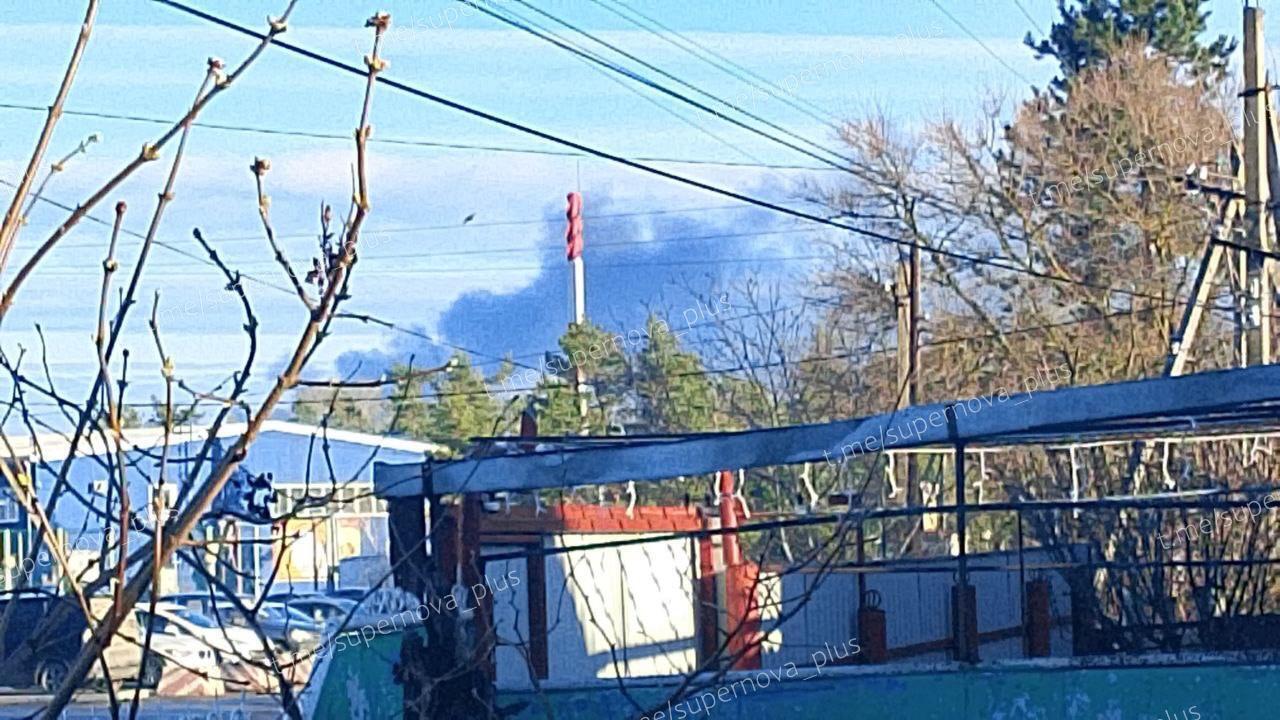 Піднявся дим: у Краснодарському краї атаковано підстанцію і нафтобазу. Відео