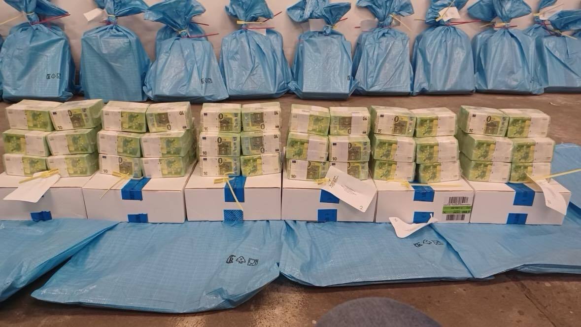 В Венгрии похитили инкассаторские машины украинского Ощадбанка вместе с ценностями и сотрудниками: какие обвинения выдвинули и что говорят в МИД. Все подробности