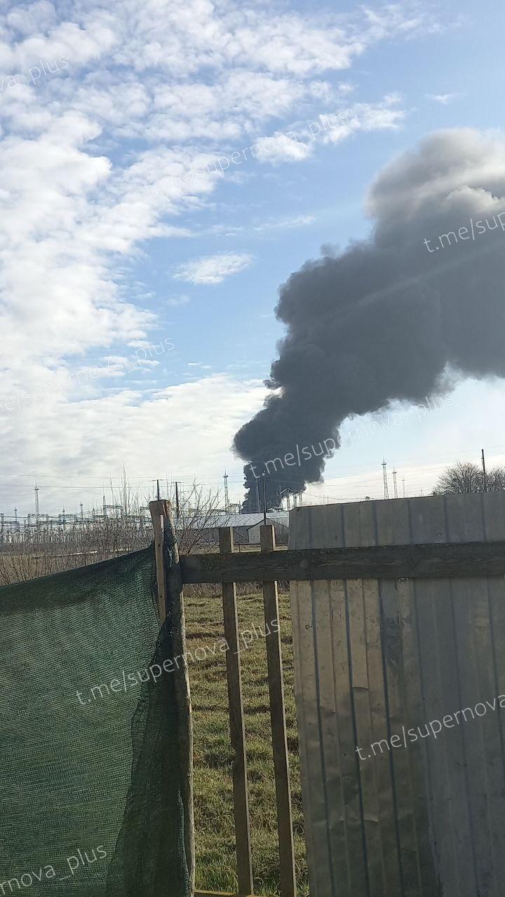 Піднявся дим: у Краснодарському краї атаковано підстанцію і нафтобазу. Відео