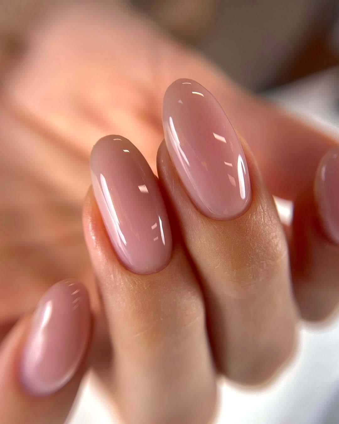 Подходят к любому тону кожи: 5 универсальных цветов маникюра