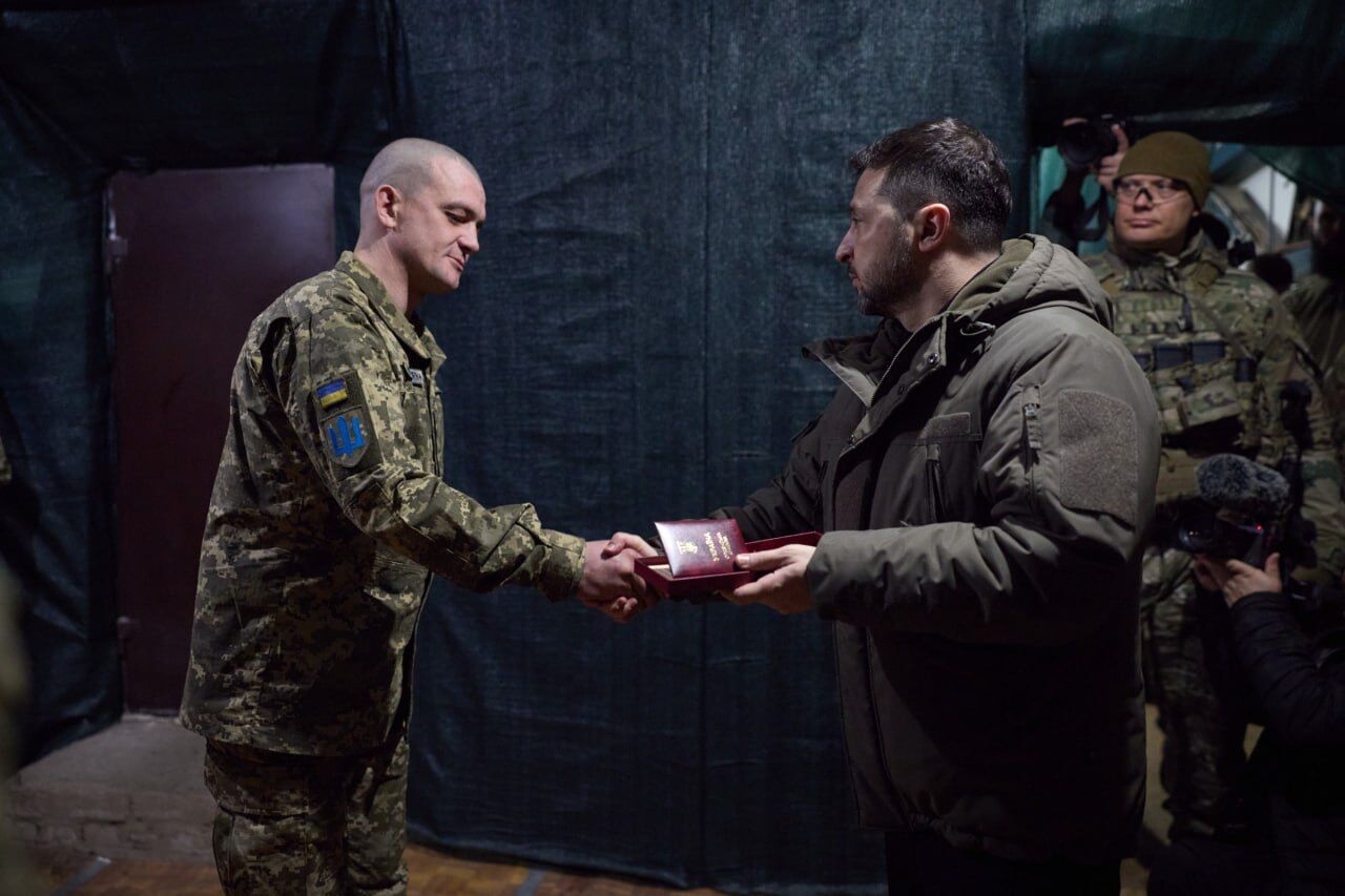 Боронят Славянск, Краматорск, Дружковку и Константиновку: Зеленский на Донбассе отметил государственными наградами воинов ряда бригад. Фото и видео