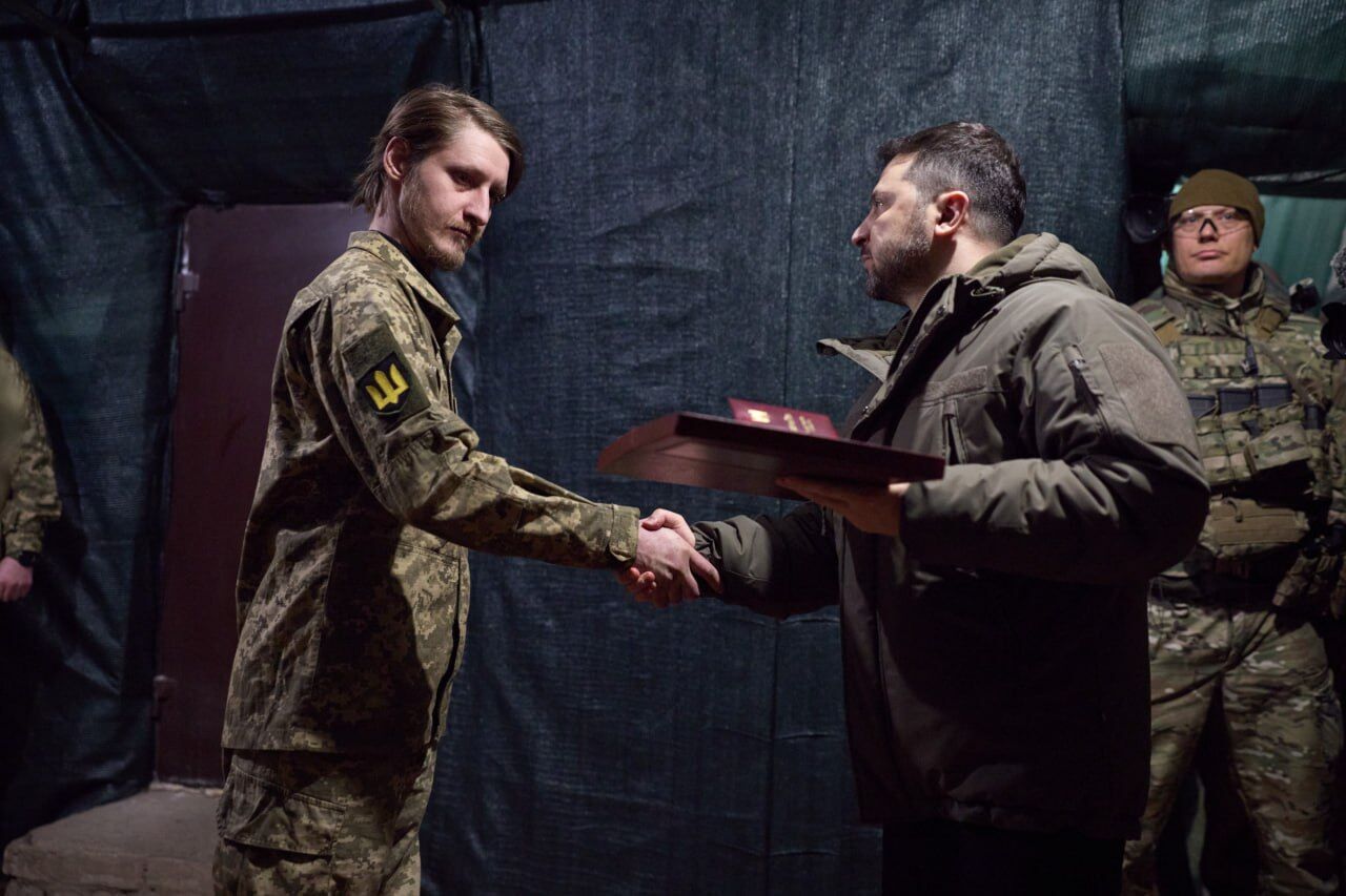 Боронят Славянск, Краматорск, Дружковку и Константиновку: Зеленский на Донбассе отметил государственными наградами воинов ряда бригад. Фото и видео