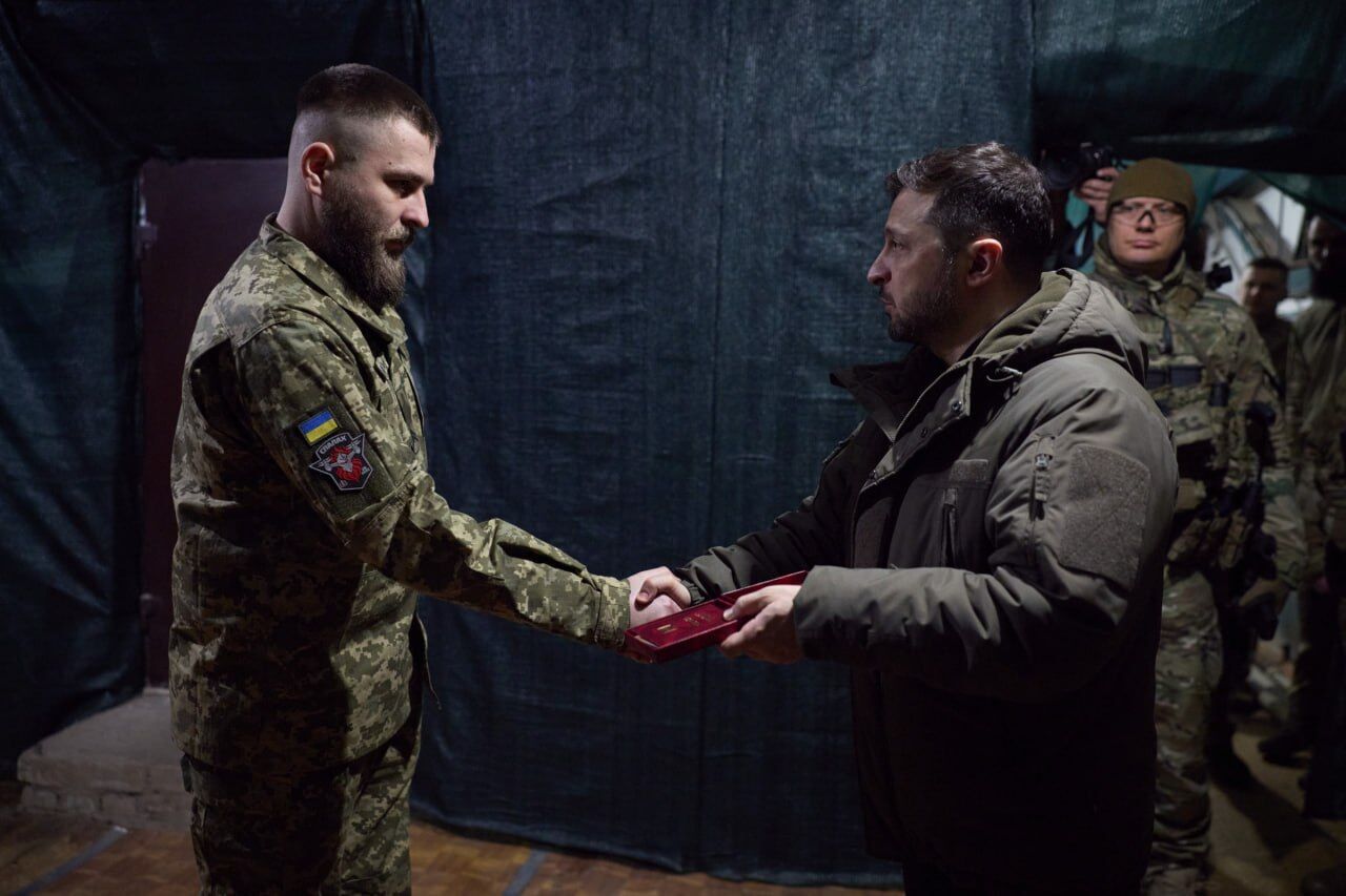 Боронят Славянск, Краматорск, Дружковку и Константиновку: Зеленский на Донбассе отметил государственными наградами воинов ряда бригад. Фото и видео
