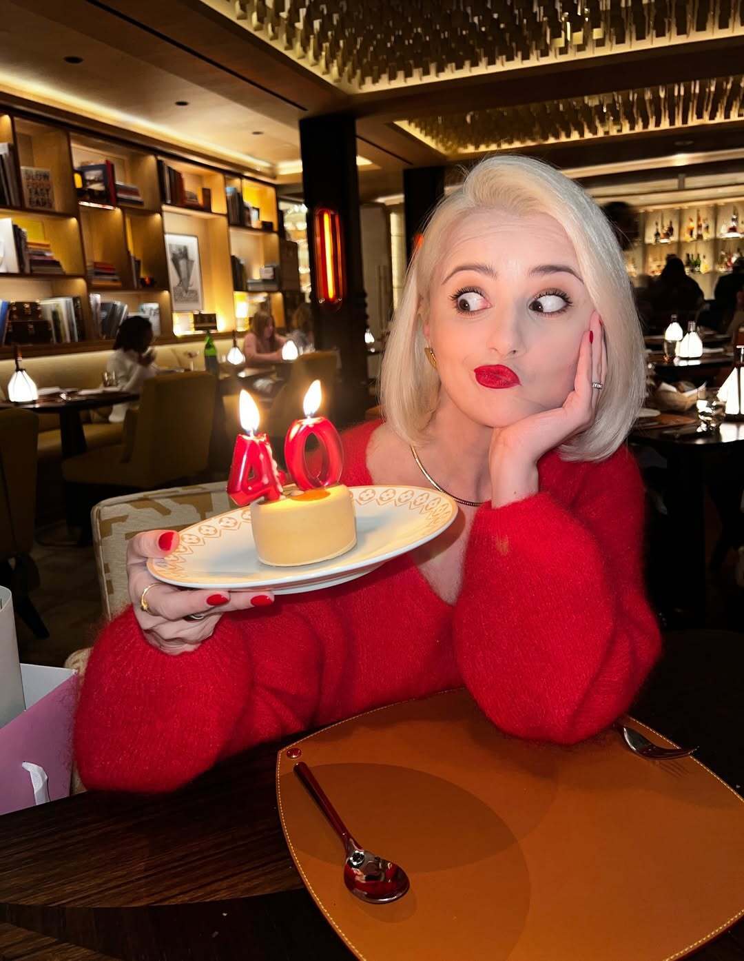 У 40 має вигляд 20-річної: Міка Ньютон показала, як відсвяткувала ювілей за океаном і які подарунки отримала. Фото