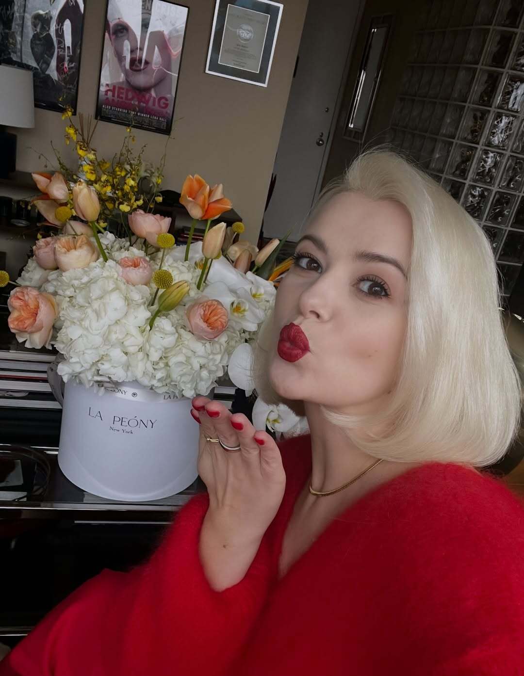 У 40 має вигляд 20-річної: Міка Ньютон показала, як відсвяткувала ювілей за океаном і які подарунки отримала. Фото