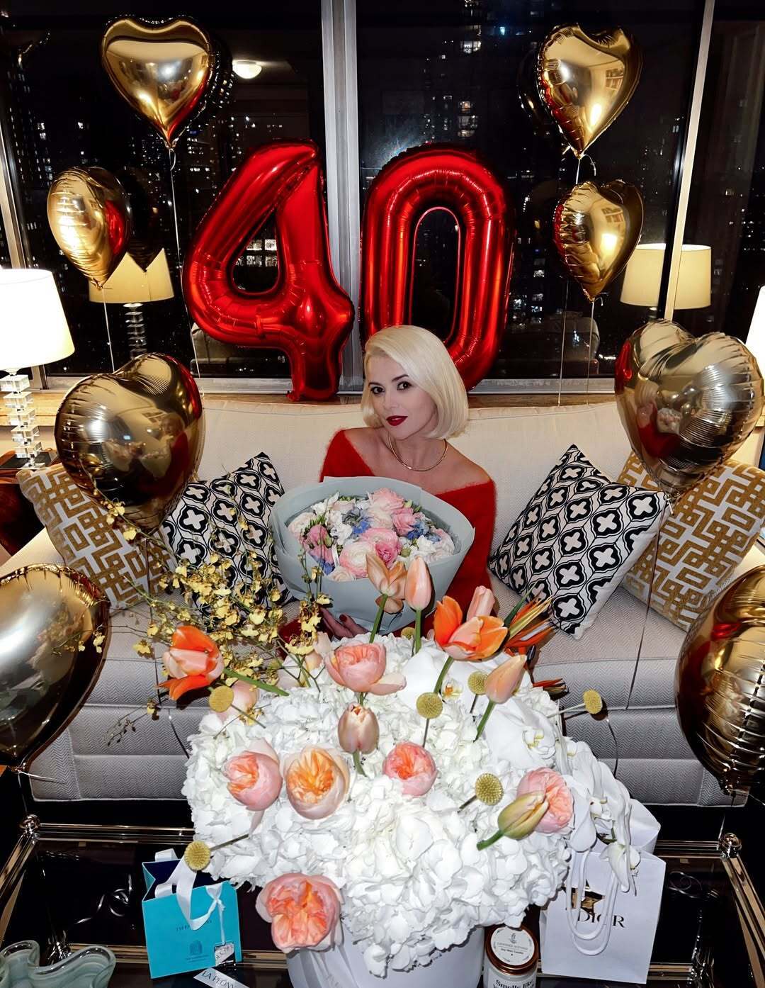 У 40 має вигляд 20-річної: Міка Ньютон показала, як відсвяткувала ювілей за океаном і які подарунки отримала. Фото