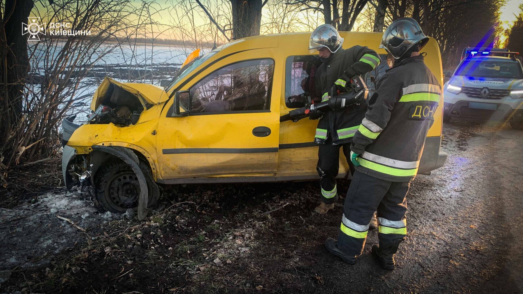 На Київщині легковик протаранив дерево: є загибла. Подробиці ДТП та фото
