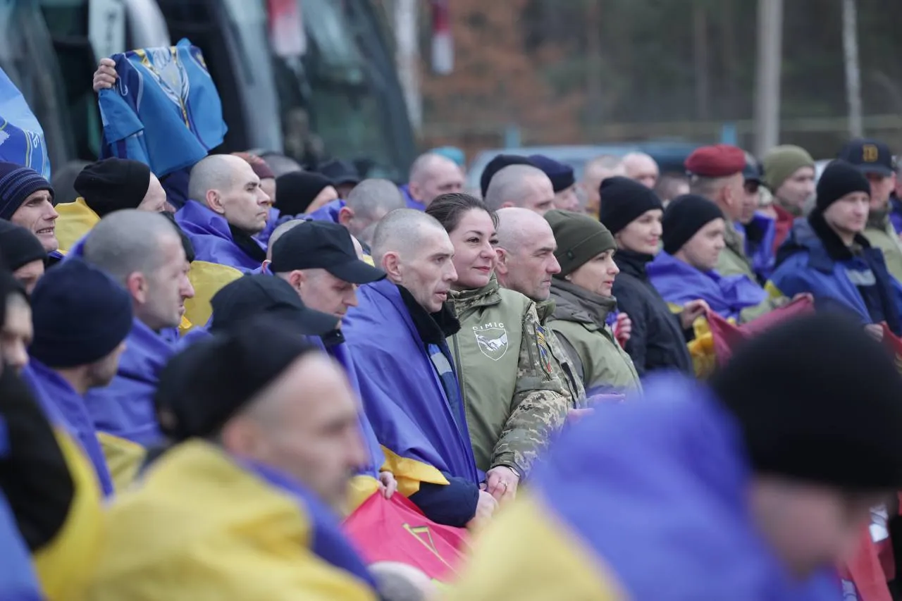 Сотни украинских защитников возвращаются домой: Зеленский сообщил о новом обмене пленными. Фото и видео