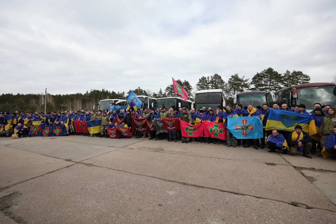 Сотни украинских защитников возвращаются домой: Зеленский сообщил о новом обмене пленными. Фото и видео
