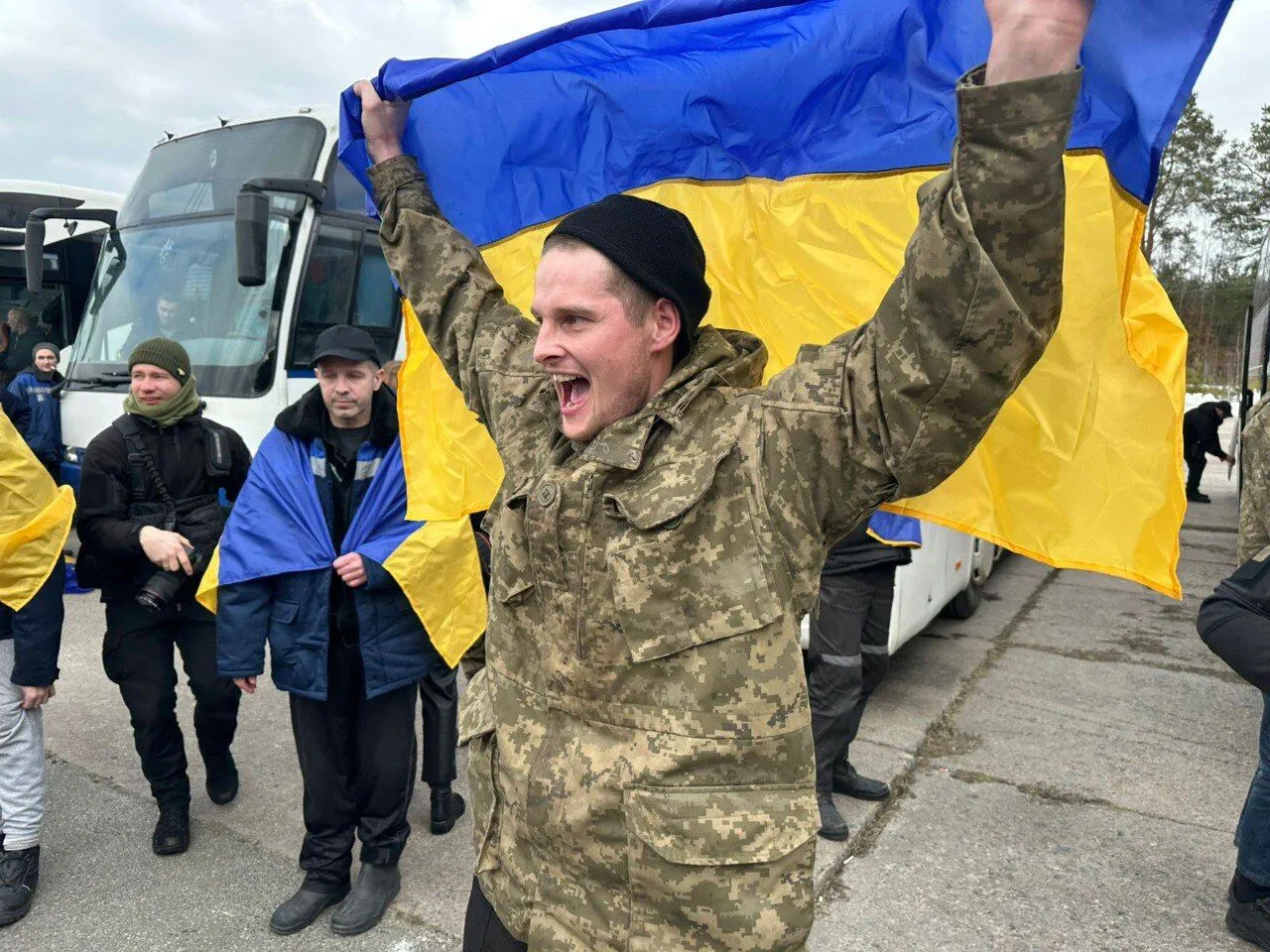 Сотни украинских защитников возвращаются домой: Зеленский сообщил о новом обмене пленными. Фото и видео