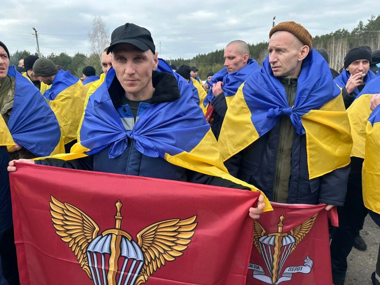 Сотни украинских защитников возвращаются домой: Зеленский сообщил о новом обмене пленными. Фото и видео