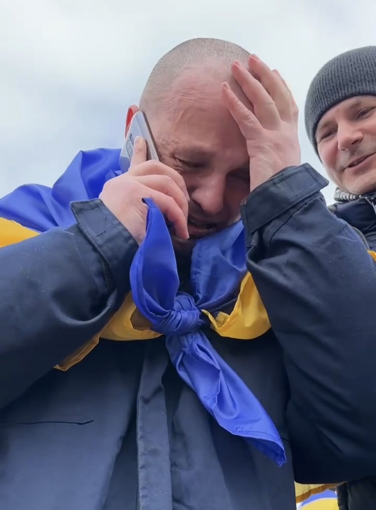 "Я вас більше і на хвилину не покину": мережу вразила емоційна розмова звільненого з полону захисника з рідними. Відео