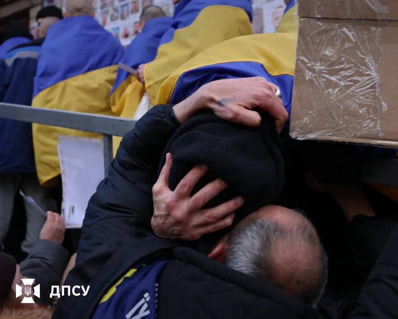 Сотни украинских защитников возвращаются домой: Зеленский сообщил о новом обмене пленными. Фото и видео