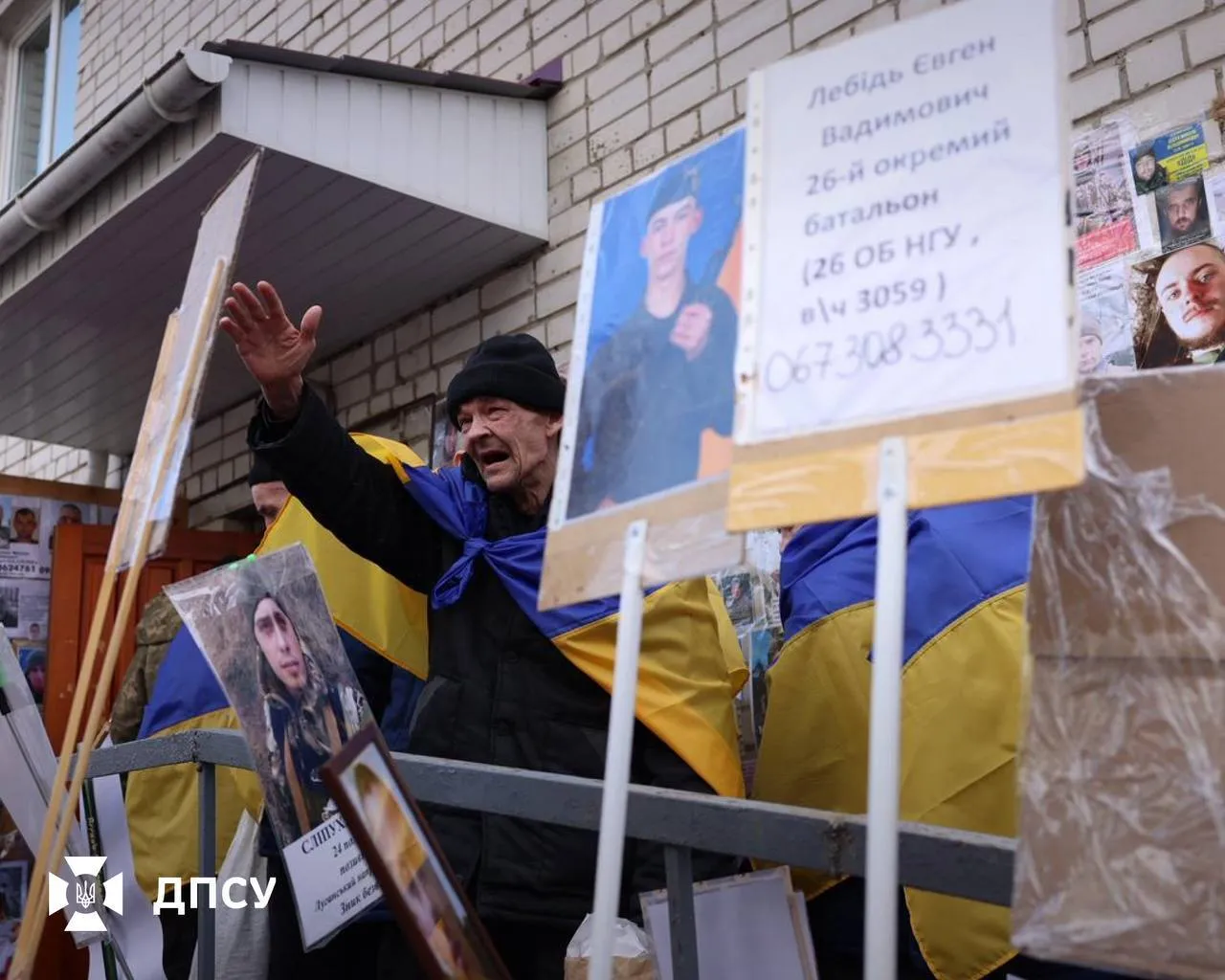 Сотни украинских защитников возвращаются домой: Зеленский сообщил о новом обмене пленными. Фото и видео