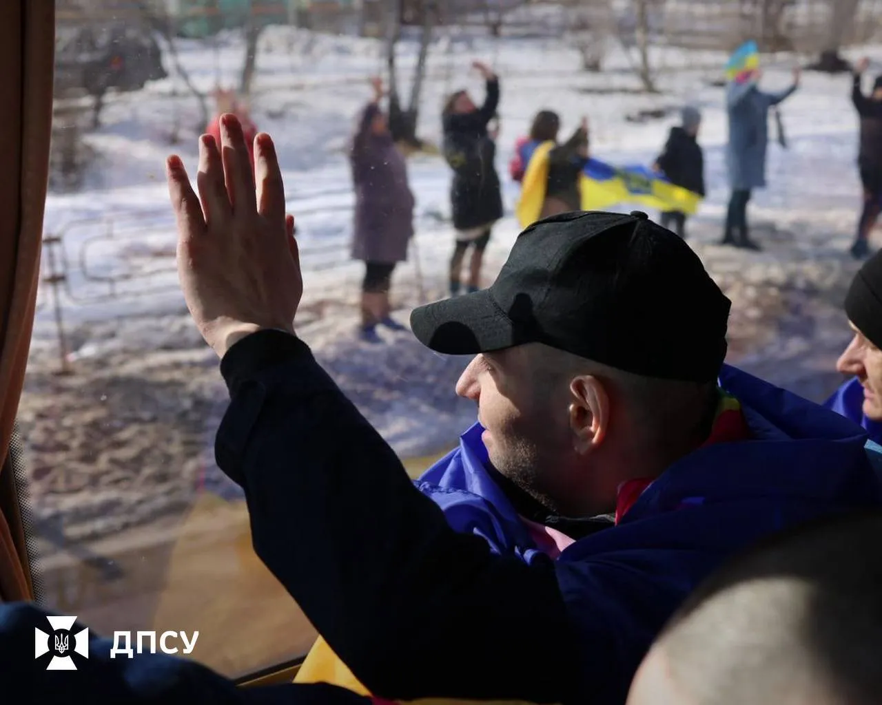 Сотни украинских защитников возвращаются домой: Зеленский сообщил о новом обмене пленными. Фото и видео