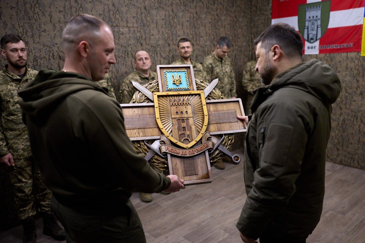 Боронят Славянск, Краматорск, Дружковку и Константиновку: Зеленский на Донбассе отметил государственными наградами воинов ряда бригад. Фото и видео