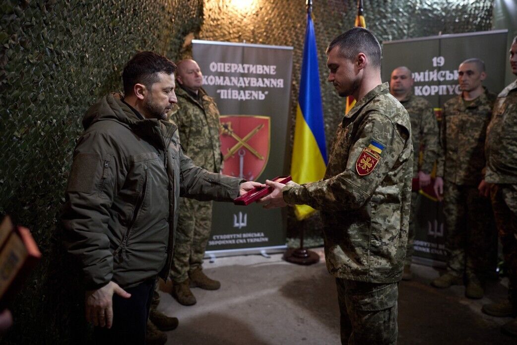 Боронят Славянск, Краматорск, Дружковку и Константиновку: Зеленский на Донбассе отметил государственными наградами воинов ряда бригад. Фото и видео