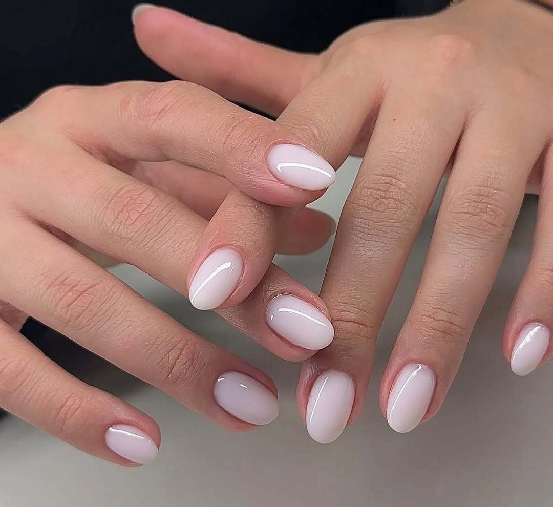 Подходят к любому тону кожи: 5 универсальных цветов маникюра