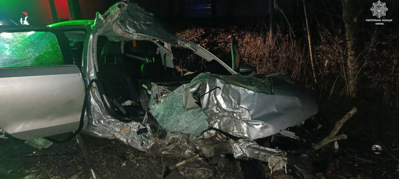 У Києві п’яний водій на швидкості протаранив дерево: авто перетворилось на купу металу. Фото