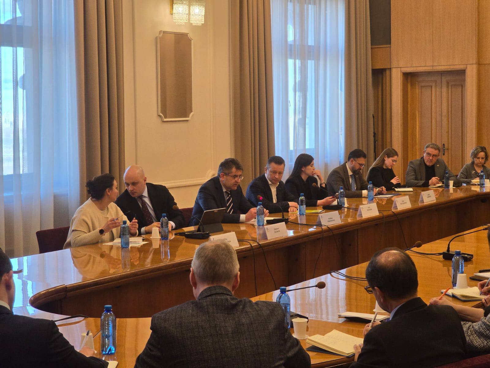 В Венгрии похитили инкассаторские машины украинского Ощадбанка вместе с ценностями и сотрудниками: какие обвинения выдвинули и что говорят в МИД. Все подробности