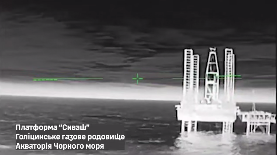 Россия использовала для нескольких целей: что известно о буровой установке "Сиваш", которую Силы обороны поразили в Черном море. Видео