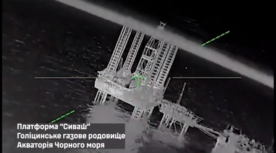 Россия использовала для нескольких целей: что известно о буровой установке "Сиваш", которую Силы обороны поразили в Черном море. Видео